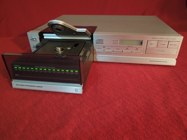 Philips CD303 Rozmery: 420 x 80 x 300 mm  Hmotnosť: 8 kg  Rok: 1984